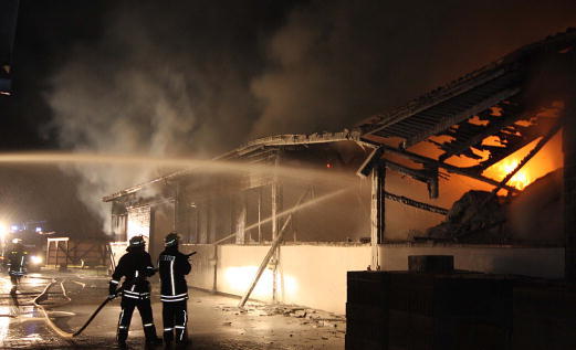 Einsatzkräfte der Feuerwehr löschen den Brand auf dem Reiterhof.   Foto: Edgar Daudistel